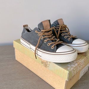 Very G Diana sneaker size 8.5